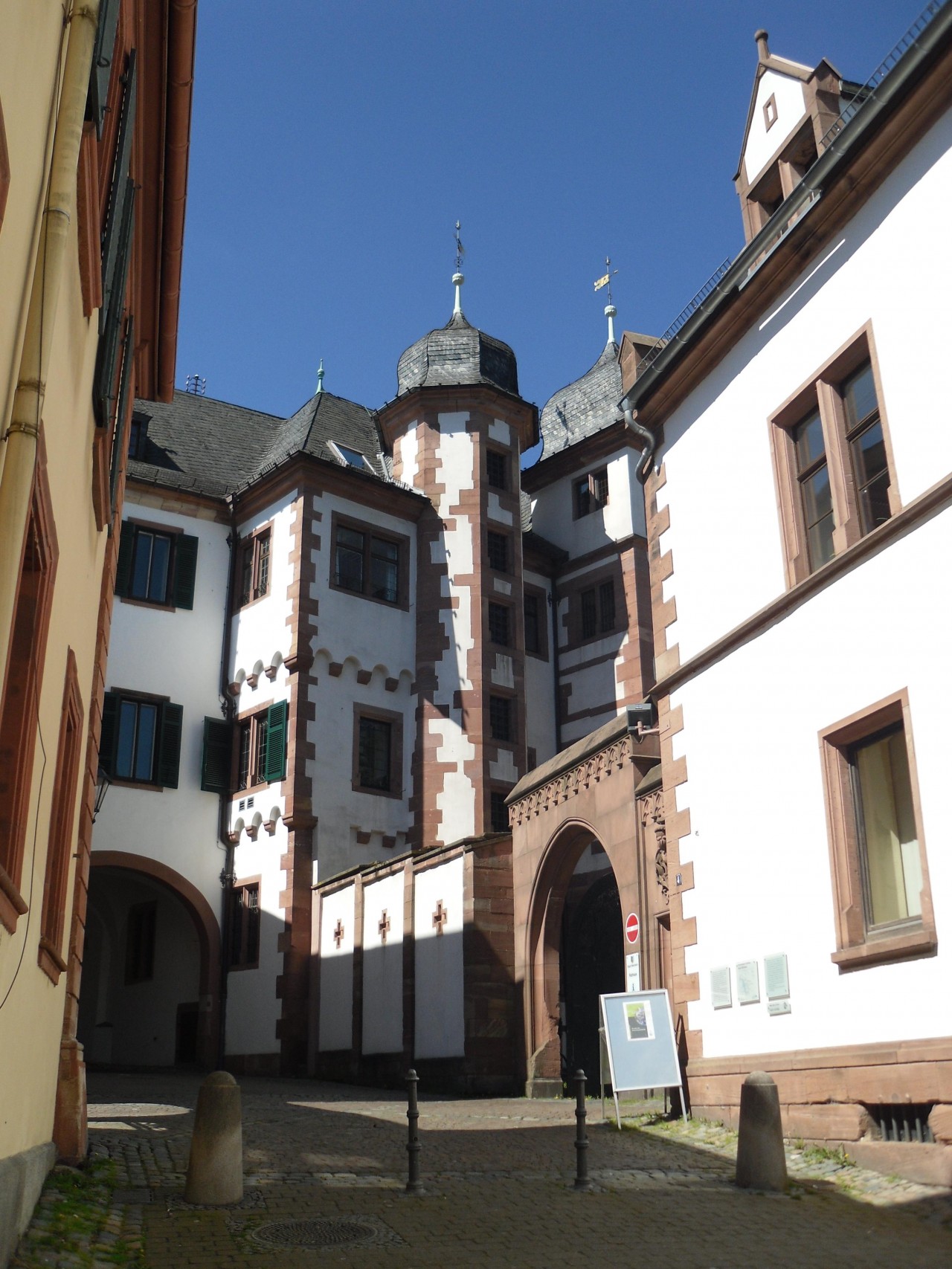 Schloss in Landauf, LandApp BW App: Türme und Tore. Blick von der Obertorstraße zum ehemaligen Schloss. Heute Rathaus der Stadt. spotted by Kolonist on 05.05.2016